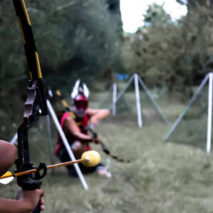 Trois joueurs d'affrontent sur le terrain de Arksiders, un jeu d'aventure immersif du 66