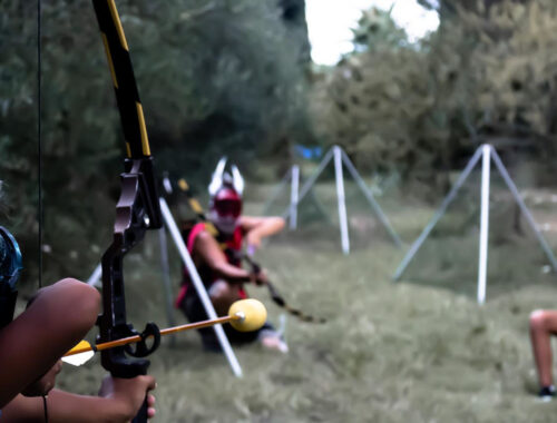 Trois joueurs d'affrontent sur le terrain de Arksiders, un jeu d'aventure immersif du 66