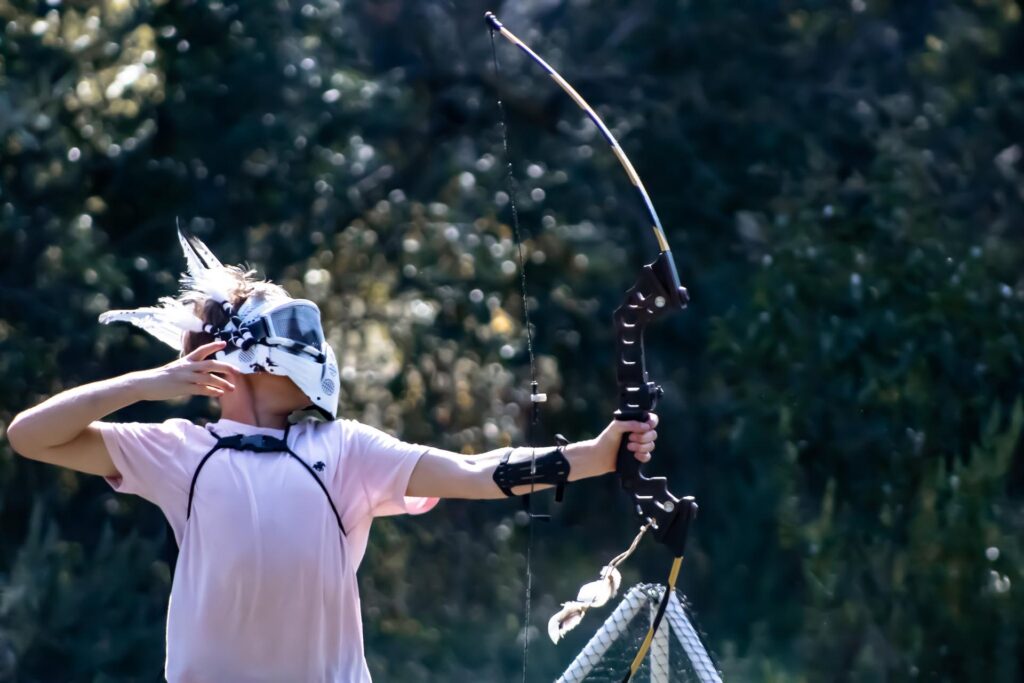 Un joueur tir à l'arc pendant une partie de battle archery, le jeu d'aventure immersif du 66