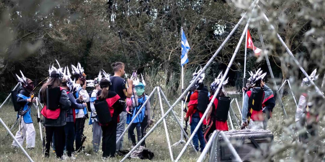 Guillaume de Arksiders explique les régles aux joueurs pour une partie de battle archery