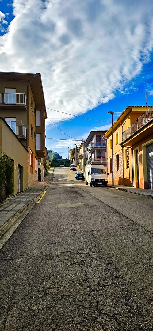 Rue en pente dans la ville de Olot