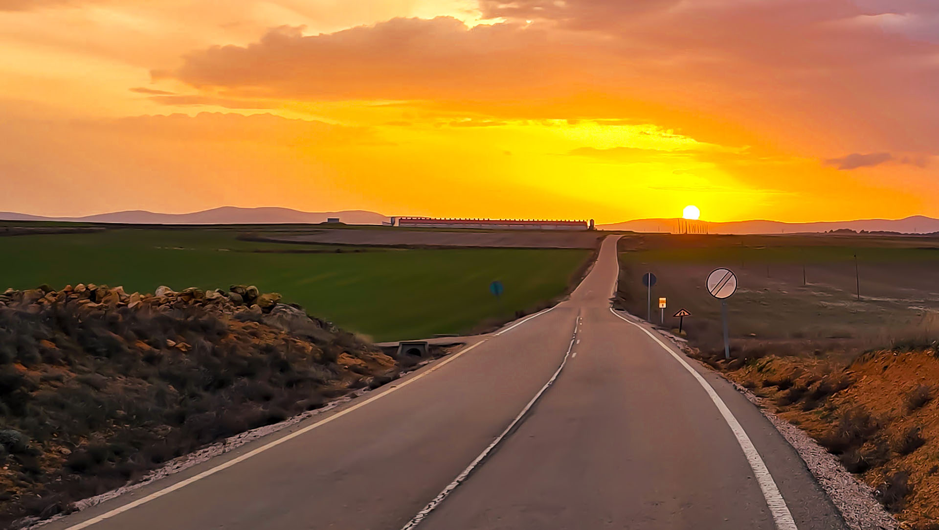 Coucher de soleil sur la route - vie nomade- Horizon Découvertes