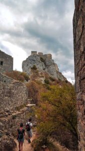 Deux personnes prennent le temps de découvrir le village en sac à dos - Horizon Découvertes