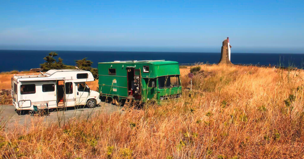 Deux vans aménagés en mode nomade au bord de la mer - Horizon Découvertes